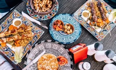 Repas varié avec fruits de mer