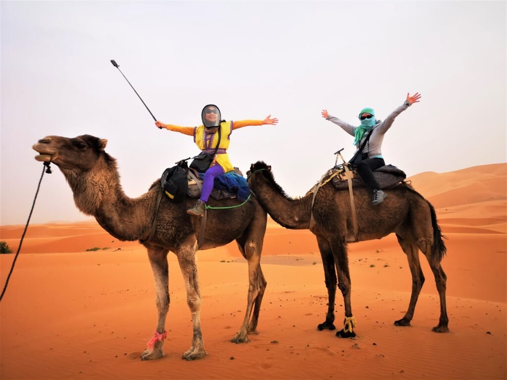 vacances au Maroc Deux personnes à dos de chameau.